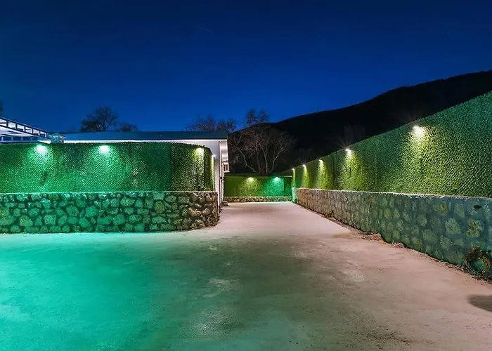 Ortac 2 Doga Icerisinde, Korunakli * Kaş